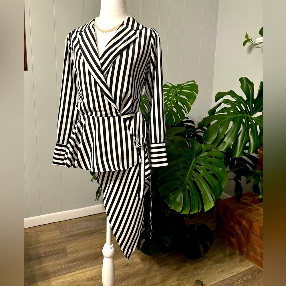 🛍️ Leo & Viola black and white striped unique wrap shirt excellent condition.